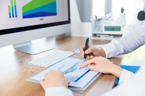 电脑与人放什么位置